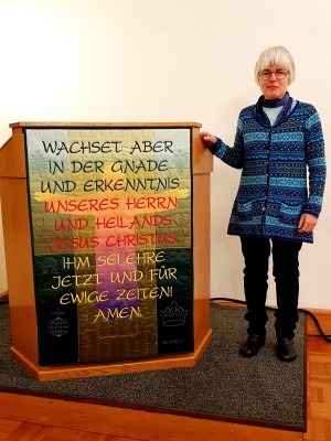 Anja neben dem Kanzelbehang